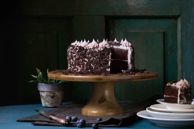 棕色木制蛋糕架上的圆形蛋糕